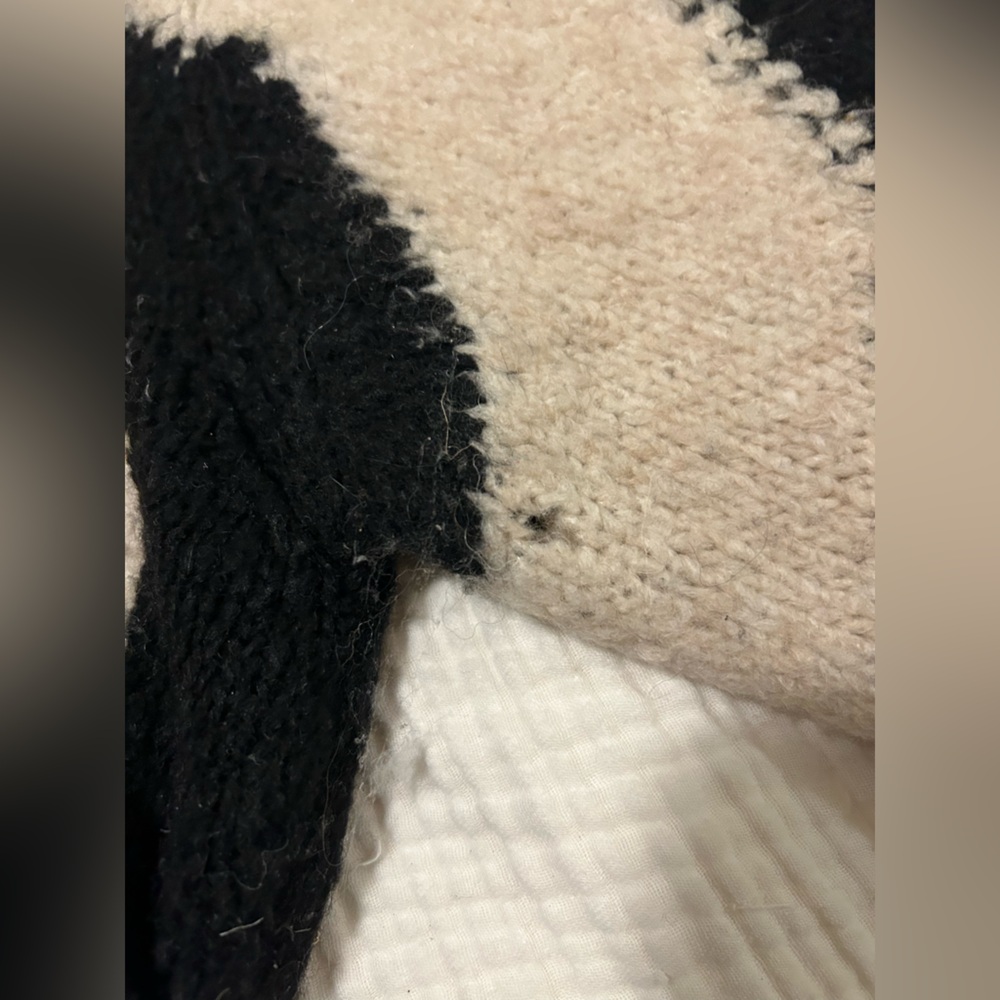 Paloma Wool Twister Sweater Medium
Black/White - Picture 7 of 7